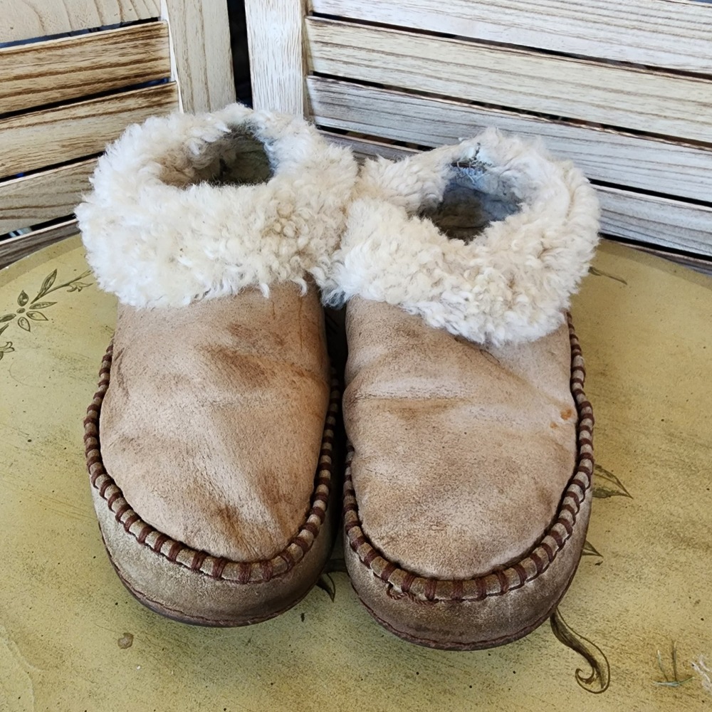 UGG Sz 8 Tan Suede Sheepskin Lining Moccasin Slippers Boho Warm Cozy Fall Winter